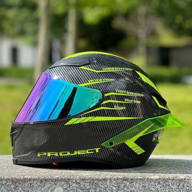 Casco para motociclista con  fibra de carbono color verde